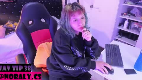 Snapshot of hey_noraly chatting on May 2026 04:20:01 AM Noraly online show from May 2026 04:20:01 AM