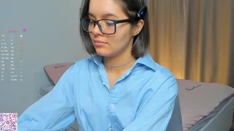 Snapshot of heyim_laura chatting on January 2026 03:32:01 AM Laura online show from January 2026 03:32:01 AM