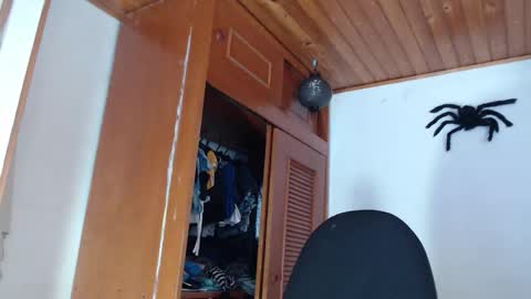 hilaril18 online show from November 2025 05:47:02 PM