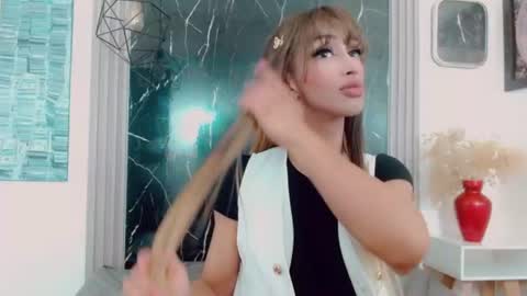 Snapshot of hilary_avilan chatting on June 2026 07:12:02 PM Hilary Avilan online show from June 2026 07:12:02 PM