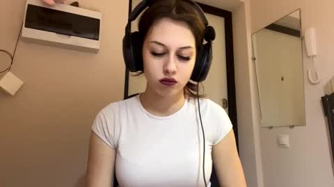 Hi Im Elizabeth online show from October 2025 01:08:02 PM