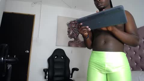 Snapshot of hiperhard_ chatting on September 2025 11:37:02 PM Hiper Haper online show from September 2025 11:37:02 PM