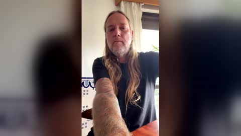 Snapshot of hippybiker chatting on May 2026 09:03:02 AM hippybiker online show from May 2026 09:03:02 AM
