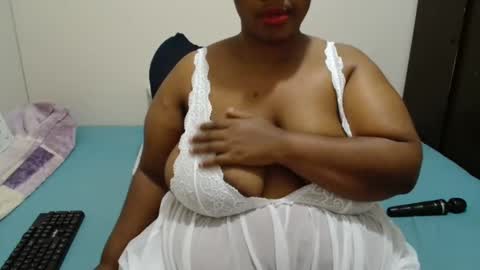 Snapshot of hips2sexy chatting on December 2024 07:24:02 PM hips2sexy online show from December 2024 07:24:02 PM