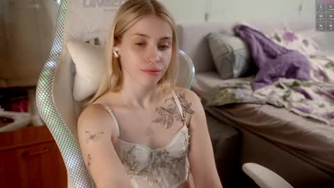 Holly online show from April 2026 07:42:01 PM