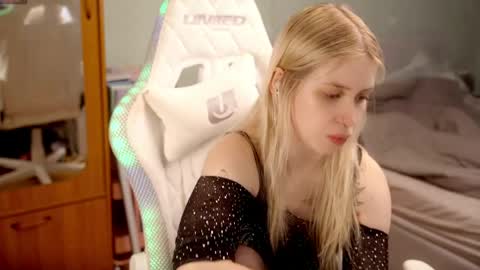 Holly online show from May 2026 07:55:01 PM