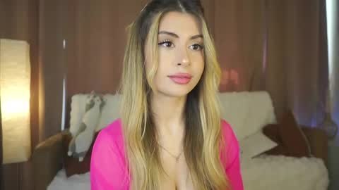 Snapshot of holayoula chatting on June 2026 08:07:02 AM Moni Monica online show from June 2026 08:07:02 AM