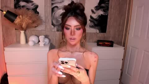 Snapshot of holee_laura chatting on May 2026 02:02:01 PM Ms. Laura online show from May 2026 02:02:01 PM