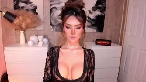 Snapshot of holee_laura chatting on June 2026 11:03:02 AM Ms. Laura online show from June 2026 11:03:02 AM