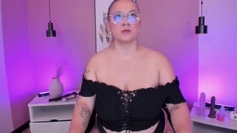 Hollie online show from October 2025 08:10:01 AM