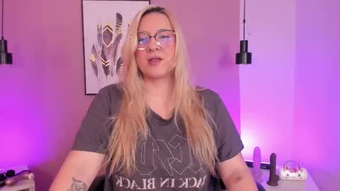 Hollie online show from October 2025 11:57:02 AM