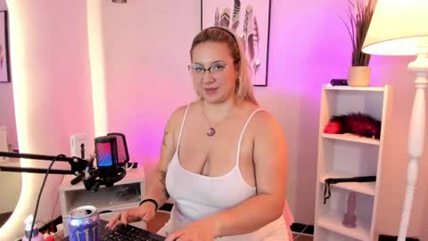 Hollie online show from April 2026 12:29:02 PM