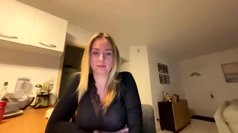 Snapshot of hollyandelon chatting on January 2026 11:43:02 PM hollyandelon online show from January 2026 11:43:02 PM