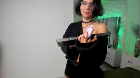 hollypeach_ online show from November 2025 08:52:01 PM