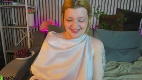 Snapshot of hollyray_ chatting on April 2026 01:32:01 AM Holly online show from April 2026 01:32:01 AM