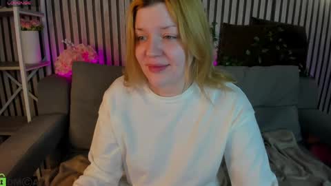 Snapshot of hollyray_ chatting on April 2026 01:11:02 AM Holly online show from April 2026 01:11:02 AM