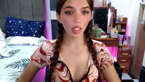 holy_molly1 online show from November 2025 02:45:01 AM
