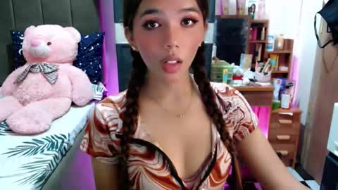 holy_molly1 online show from November 2025 05:57:02 PM