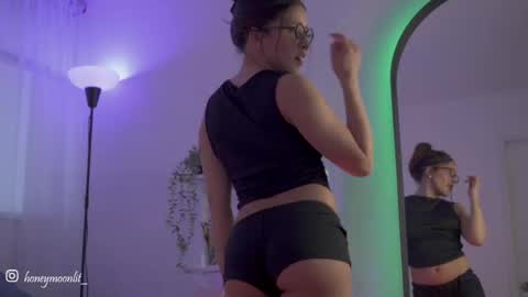 Snapshot of honeeeey_ chatting on September 2025 10:32:02 PM honeeeey_ online show from September 2025 10:32:02 PM