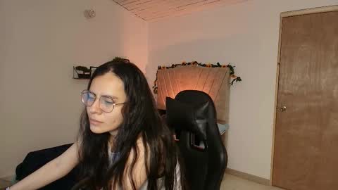 Snapshot of honey_buu chatting on September 2025 01:34:02 PM online show from September 2025 01:34:02 PM