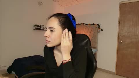 Snapshot of honey_buu chatting on September 2025 01:35:02 PM online show from September 2025 01:35:02 PM