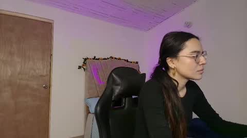 Snapshot of honey_buu chatting on September 2025 02:22:01 PM online show from September 2025 02:22:01 PM