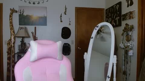 Snapshot of honeybeexo333 chatting on December 2024 06:54:02 PM Honey Bee online show from December 2024 06:54:02 PM