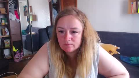Snapshot of honeydewmolly chatting on April 2026 12:03:02 PM HoneydewMolly online show from April 2026 12:03:02 PM