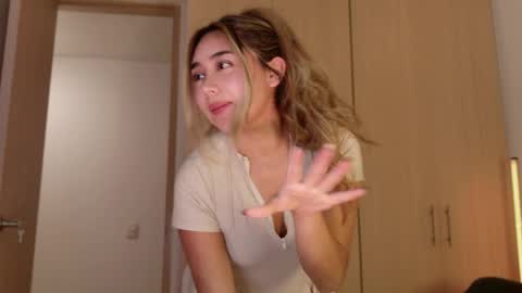 Snapshot of hornyholly__ chatting on May 2026 12:19:02 AM Holly online show from May 2026 12:19:02 AM