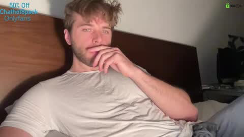 Snapshot of hot8pack01 chatting on December 2025 09:23:02 PM Edward aka Wolf online show from December 2025 09:23:02 PM