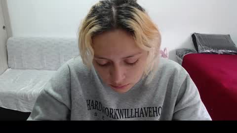 Mia online show from March 2025 12:47:01 PM