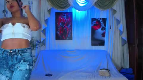 hotties_kittens18 online show from December 2025 05:55:02 PM