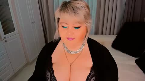 Snapshot of huge_booobs chatting on December 2024 03:53:02 PM milli online show from December 2024 03:53:02 PM