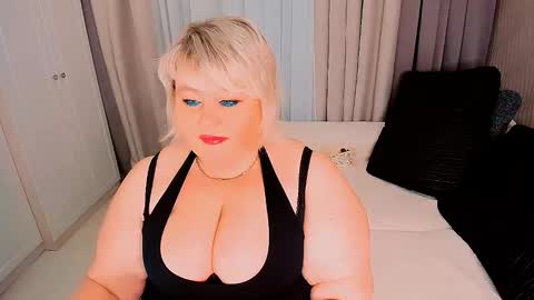 Snapshot of huge_booobs chatting on January 2025 06:36:02 PM milli online show from January 2025 06:36:02 PM