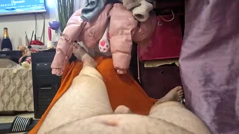 Snapshot of hugedick2469 chatting on January 2025 04:44:02 AM hugedick2469 online show from January 2025 04:44:02 AM