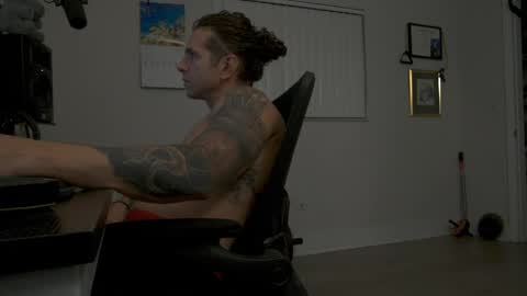 Snapshot of hungpiercedcock chatting on May 2026 05:25:01 AM Mr. Dom online show from May 2026 05:25:01 AM