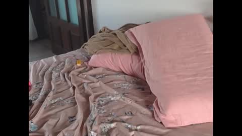 iamskylaa online show from December 2025 01:06:01 PM