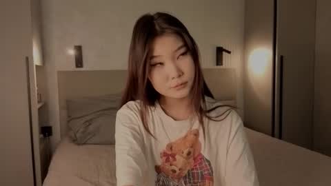 iamyuki_ online show from November 2025 03:00:01 PM