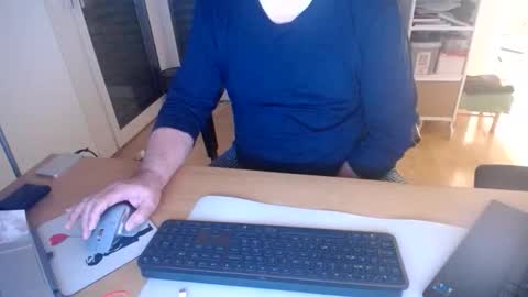 iandy12 online show from November 2025 10:43:02 PM