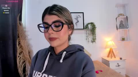 ice_y_abigail online show from November 2025 12:05:02 PM