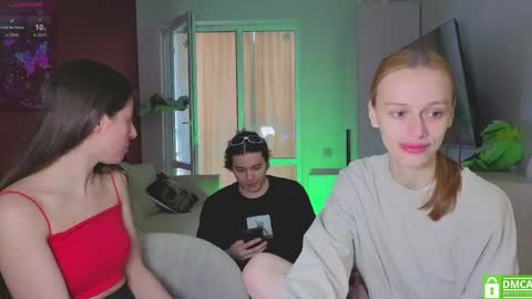 Snapshot of ihavepaws33 chatting on May 2026 04:31:01 AM Julia and Mira online show from May 2026 04:31:01 AM