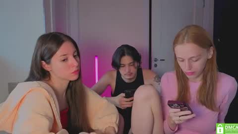 Snapshot of ihavepaws33 chatting on May 2026 07:16:02 AM Julia and Mira online show from May 2026 07:16:02 AM