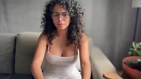 Kloe online show from October 2025 03:00:02 PM