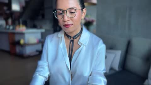 Kloe online show from November 2025 10:21:01 PM