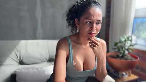 Kloe online show from November 2025 02:31:02 PM