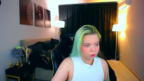 Roxy online show from October 2025 07:33:02 PM