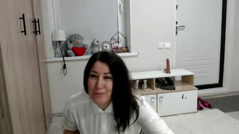 Della online show from April 2026 07:49:01 PM