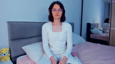 Snapshot of inellcanty chatting on November 2025 04:24:01 AM Kira online show from November 2025 04:24:01 AM