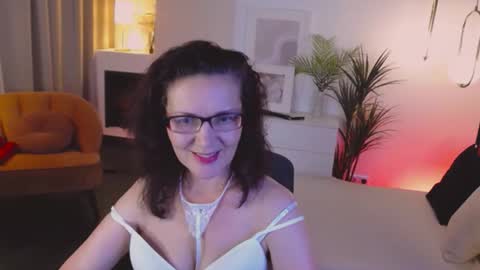 Irene online show from October 2025 06:25:01 AM