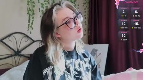 Snapshot of irissocute chatting on September 2025 04:34:02 AM I am Cutie Iris3 online show from September 2025 04:34:02 AM